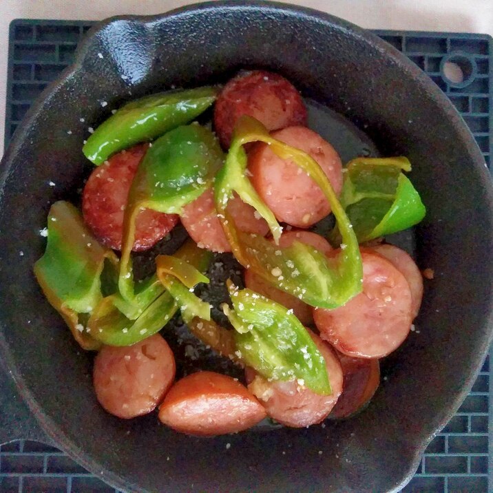 スキレットでソーセージの粉チーズまぶし